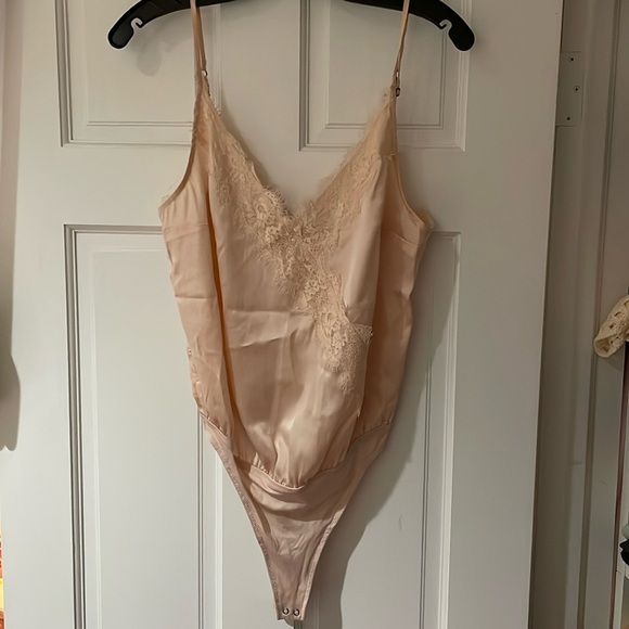Abercrombie and fitch peachy pink pale pink Lacey silky bodysuit in size small - Picture 1 of 5